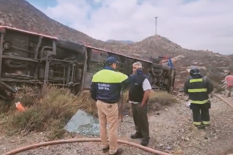 Volcamiento de bus de pasajeros en Las Tacas deja múltiples lesionados