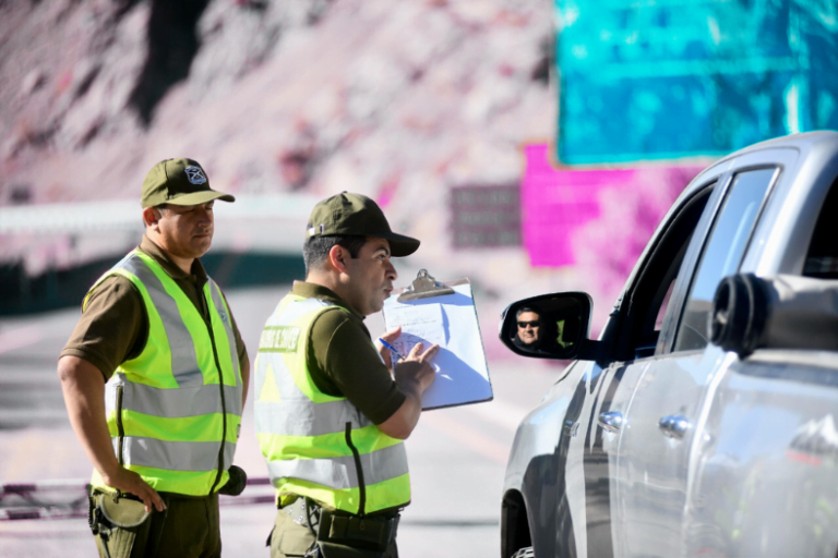 Carabineros controlando en paso fronterizo hacia Argentina