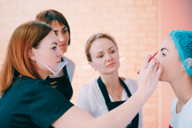 adolescentes estudiarán cosmetología y técnico en enfermería